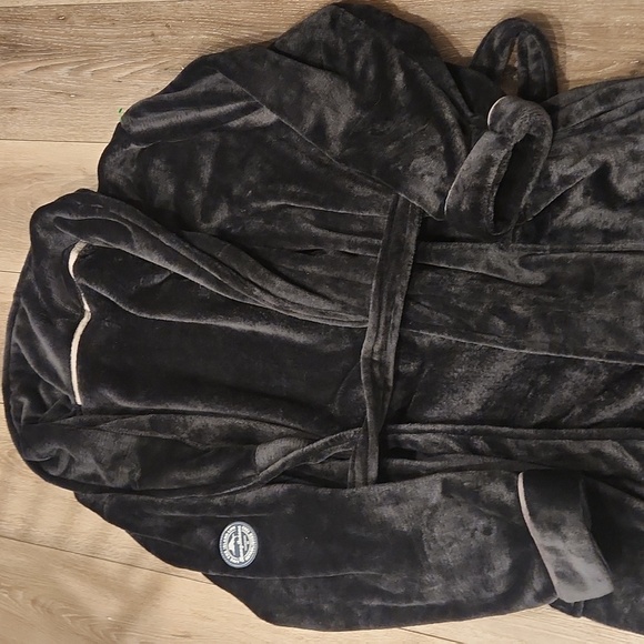 Tommy Bahama Black Plush Robe - Picture 2 of 5